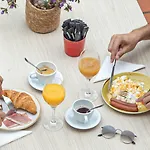 Casa Lirio Hotel 2*